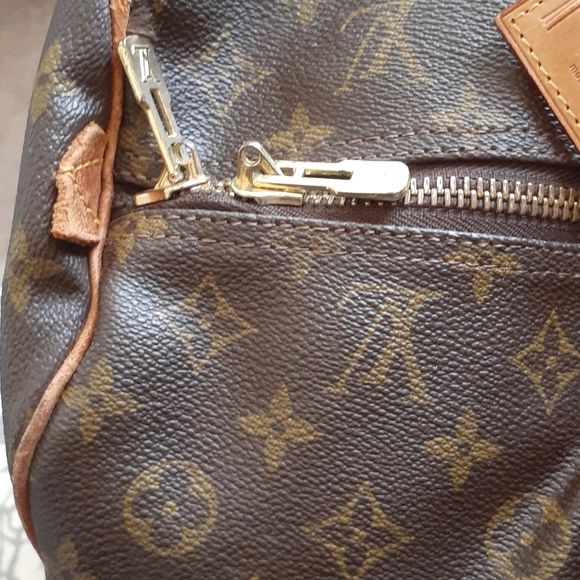 Louis Vuitton duffel. - Picture 5 of 10